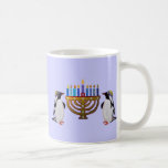 De bevroren Mokken van Hannukah<br><div class="desc">Viel de acht nachten van Chanukah met deze kleurrijke mok! Grafische illustratie van pinguïns die genieten van de menorah-lichten van Hannukah.</div>