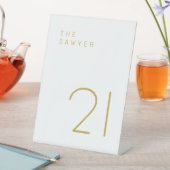 De bewaarder 21 Gold en White Table Number Reclamebord Met Voetstuk (Insitu)