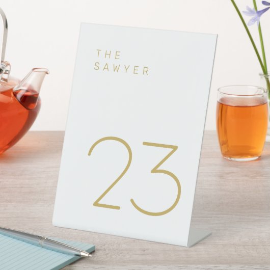 De bewaarder 23 Gold en White Table Number Reclamebord Met Voetstuk (Insitu)