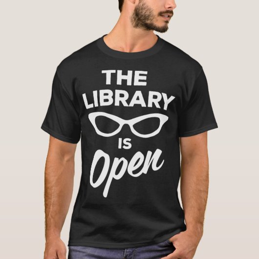 De bibliotheek is open drag queen t-shirt (Voorkant)