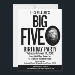 De Big Five 0 50th Birthday foto zwart wit Kaart<br><div class="desc">De Big Five O, de gewaagde eenvoudige grafische zwarte en witte fotosjabloon 50ste verjaardagsuitnodiging. Pas deze vijftig decennia durende verjaardagsuitnodiging aan met je eigen verjaardagsfeestdetails, en twee verschillende foto's van je verjaardagsmeisje of jongen één op de voorkant en één op de achterkant, nu en dan. Andere jaren kleuren en overeenkomende...</div>