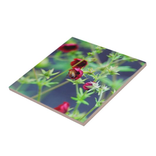 De Bij Met de Rode Bloem Tegeltje (Zijkant)