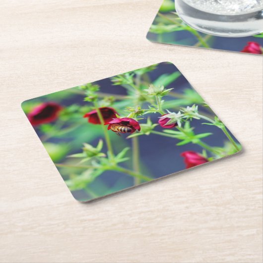 De bij met de rode ventilator kartonnen onderzetters (Schuin)