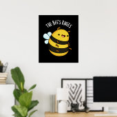 De bijen Knees Funny Bumble Bee Pun Dark BG Poster (Thuiskantoor)