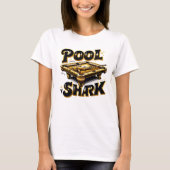 De Billiard Baron: Pool Shark Logo op pooltafel T-shirt (Voorkant)