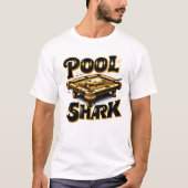 De Billiard Baron: Pool Shark Logo op pooltafel T-shirt (Voorkant)