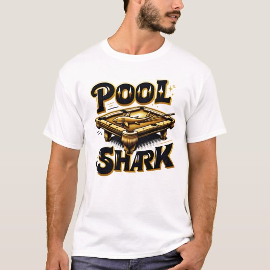 De Billiard Baron: Pool Shark Logo op pooltafel T-shirt (Voorkant)