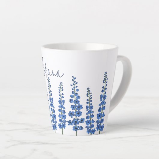 De blauwe bloemen van Delphinium Latte Mok (Rechterhoek)
