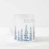 De blauwe bloemen van Delphinium Matglas Koffiemok (Voorkant links)