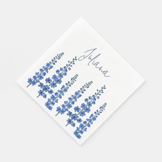 De blauwe bloemen van Delphinium Servet (Hoek)