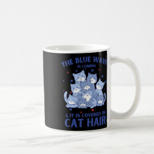 De blauwe golf komt eraan en is bedekt met Cat H Koffiemok