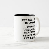 DE BLAUWE GOLF KOMT ERAAN! TWEEKLEURIGE KOFFIEMOK (Voorkant rechts)