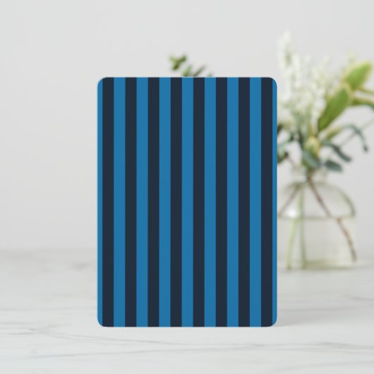 De blauwe Verticale Stripes Achtergrond past dit a (Staand voorkant)