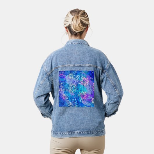 De bloemen groeien in Sapphire Pond Denim Jacket (Model)