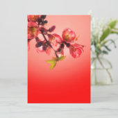 De bloesem van de lente over rode achtergrond feestdagenkaart (Staand voorkant)