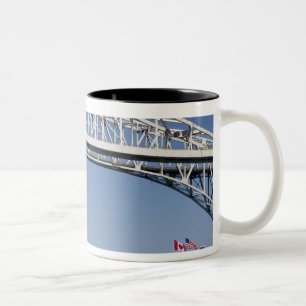 De Blue Water Bridge is een brug met twee overspan Tweekleurige Koffiemok