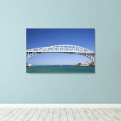 De Blue Water Bridge is een tweeledige brug Canvas Afdruk (Insitu (Houten vloer))