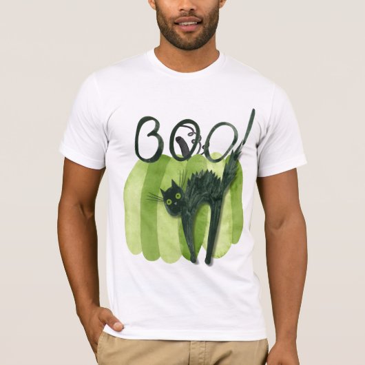 De boe! kat verstopt zich voor een groene pompoen. t-shirt (Voorkant)