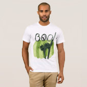 De boe! kat verstopt zich voor een groene pompoen. t-shirt (Voorkant volledig)