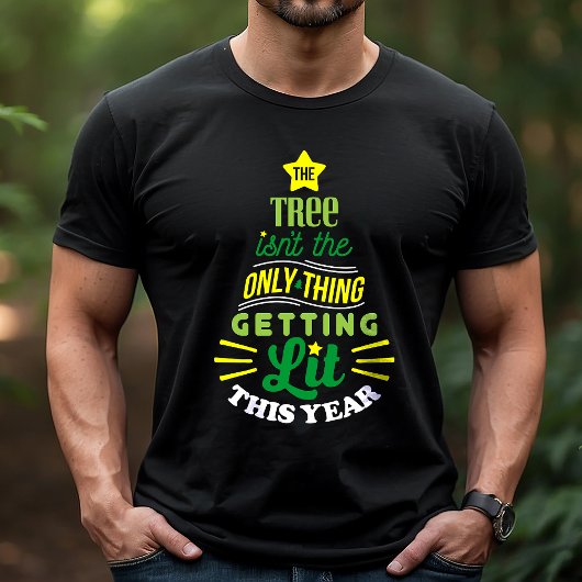 De boom is niet het enige wat met Kerstmis verlich T-shirt