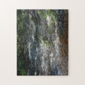 De boomtakken van de pijn over Rapids in Stream Or Legpuzzel (Verticaal)