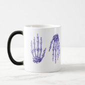 De botten van de menselijke hand magische mok (Links)