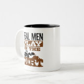 De bouw Echte Mannen spelen in het vuil Tweekleurige Koffiemok (Voorkant links)