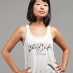 De Bride persoonlijke Trendy Minimalist Wedding Tanktop<br><div class="desc">Deze chemische,  eenvoudige bride tanktop is voorzien van jouw naam onder elegante zwarte typografie die de Bride leest. Pas deze elegante,  moderne bridale tanks aan voor je trouwevenementen zoals de bachelorette party.</div>