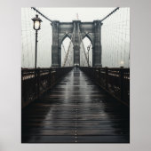 De Brooklyn Bridge in zwart-wit in de mist Poster (Voorkant)