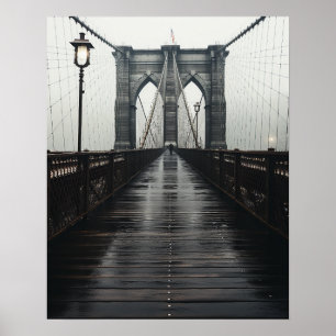 De Brooklyn Bridge in zwart-wit in de mist Poster