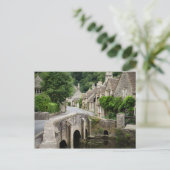De brug in Castle Combe, briefkaart van het Vereni (Staand voorkant)