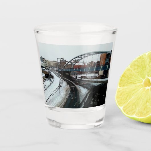 De brug, in de sneeuw shot glas (Voorkant)