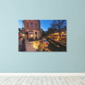 De brug in Dusk in het centrum van San Antonio 2 Canvas Afdruk (Insitu (Houten vloer))