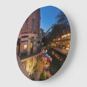 De brug in Dusk in het centrum van San Antonio 2 Grote Klok (Hoek)