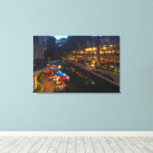 De brug in Dusk in het centrum van San Antonio Canvas Afdruk (Insitu (Houten vloer))