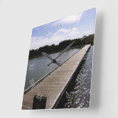 De brug over de muur van Calm Waters Vierkante Klok (Hoek)