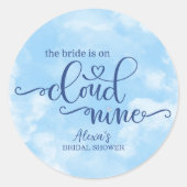 De bruid is in de zevende hemel ronde sticker (Voorkant)