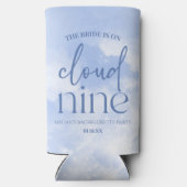 De bruid is op wolk negen blauwe vrijgezellenfeest seltzer blikjeskoeler (Achterkant)