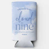 De bruid is op wolk negen blauwe vrijgezellenfeest seltzer blikjeskoeler (Voorkant)