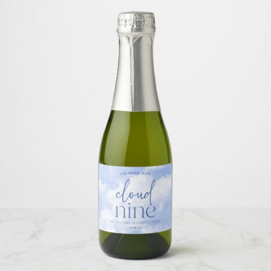 De bruid is op wolk negen blauwe vrijgezellenfeest sparkling wijnetiket (Voorkant)