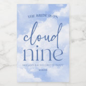 De bruid is op wolk negen blauwe vrijgezellenfeest wijn etiket (Enkel label)