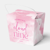 De bruid is op wolk negen roze vrijgezellenfeest bedankdoosjes (Achterkant)