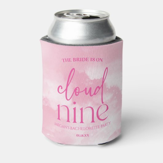 De bruid is op wolk negen roze vrijgezellenfeest blikjeskoeler (Blikje Achterkant)