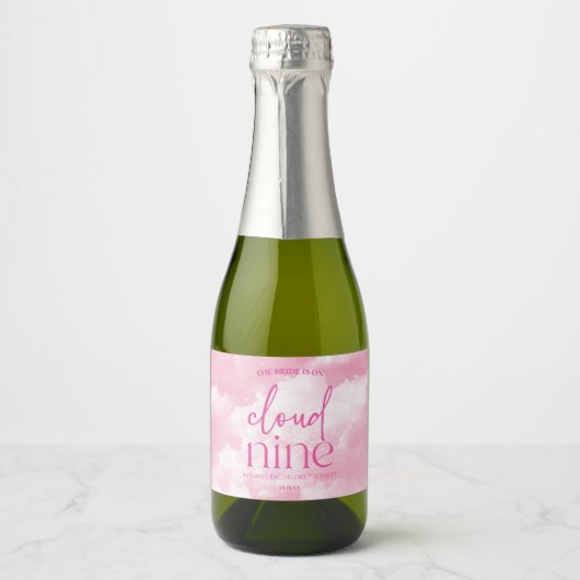 De bruid is op wolk negen roze vrijgezellenfeest sparkling wijnetiket (Voorkant)