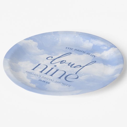 De bruid is op wolkennegen blauw Vrijgezellenfeest Papieren Bordje (Gekanteld)