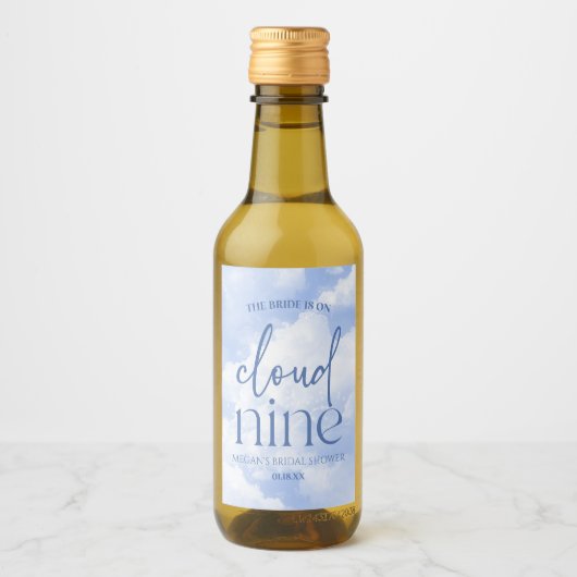 De bruid is op wolkennegen blauw Vrijgezellenfeest Wijn Etiket (Voorkant)