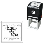 De bruiloft leeft gelukkig na de namen van de paar  zelfinktende stempel (In situ)