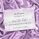 De bruine glans van het huwelijk is een elegant om aankondigingskaart<br><div class="desc">Een moderne faux zilveren achtergrond met paarse faux glitter,  sparkles en een jurk. Pas een datum en namen aan en voeg deze toe. De tekst: Sparen de Datum wordt geschreven met een groot trendy hand lettered stijlmanuscript.</div>