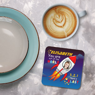 De buitenruimteschakelaar van de ruimtevaart is op kartonnen onderzetters