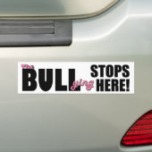 De bull-ying zet hier Roze Bumpersticker op (Op auto)